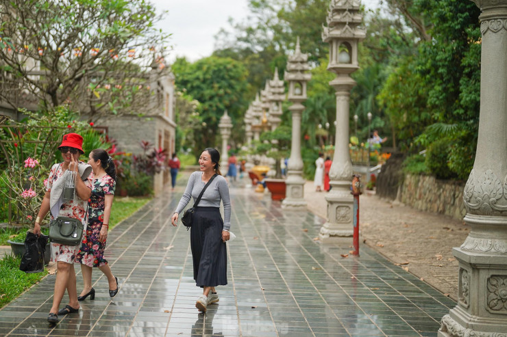 Du khách đến đây không cần mang theo nhang đèn, chỉ cần có lòng thành, bái Phật cầu nguyện.