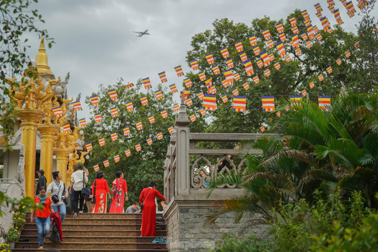 Khu vực chính điện và khuôn viên xung quanh chùa được xây dựng hoàn toàn dựa theo thiết kế của sư trụ trì Thích Viên Minh.