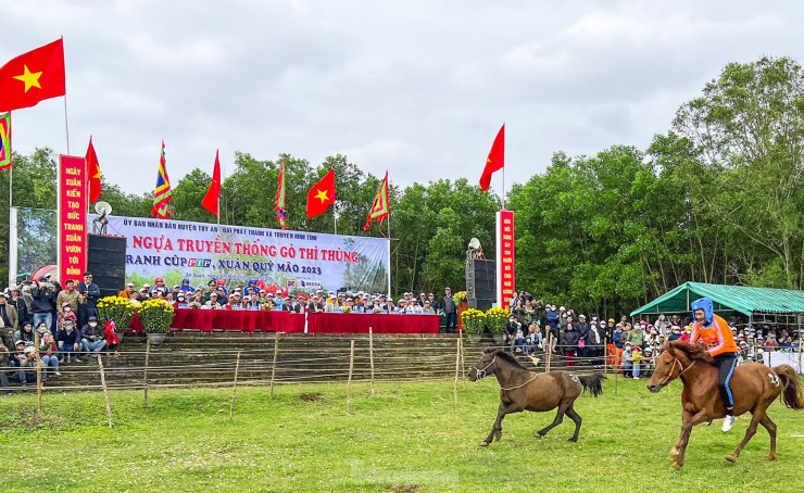 Những con ngựa đang băng băng trên đường đua bỗng hất văng kỵ sĩ khiến ai cũng bất ngờ. Điều này không chỉ tạo sự hấp dẫn cho hội thi mà còn khiến nhiều người dân trong và ngoài tỉnh có mặt cổ vũ cười nghiêng ngả tạo không khí vui tươi trong những ngày đầu năm mới.