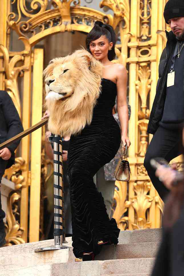 PETA &#34;giải cứu&#34; Kylie Jenner giữa tranh cãi vụ đeo đầu sư tử trong show thời trang - 1