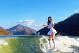 Người mẫu xứ Hàn diện style thủy thủ đi lướt sóng
