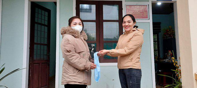 Chị Bùi Thị Kiều Hương (bên phải) trao lại số tài sản cho người đánh rơi. (Ảnh: Công an xã Cam Hiếu)