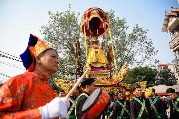 Nghi lễ rước kiệu Bố Cái đại vương Phùng Hưng về đình làng diễn ra long trọng trong sự thành kính của người dân làng Triều Khúc.