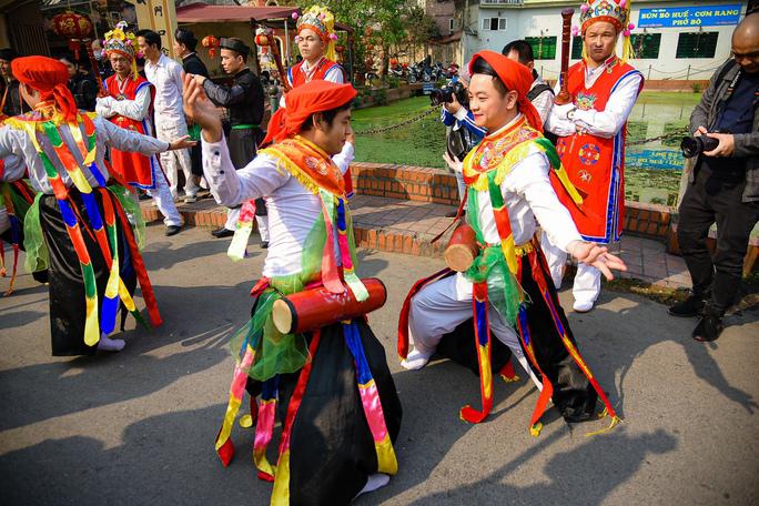 Đây đều phải là trai tân chưa vợ, mặt mũi khôi ngô, tuấn tú, tươi tắn, ngoan ngoãn, con nhà gia giáo.