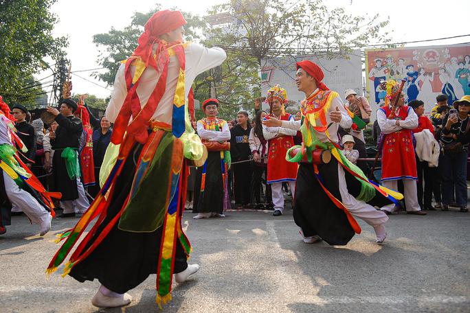 Mặt hoa da phấn, môi son, má hồng, mặc đồ giả gái, khoác trống bồng trước ngực, nhảy những điệu múa cực kỳ lả lơi, quấn quýt bên nhau.