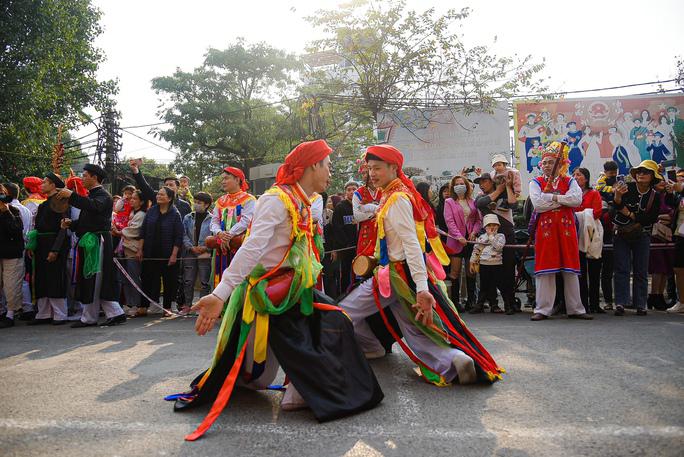 Theo lời kể của các già làng Triều Khúc, trong mỗi lần hội làng phải ít nhất phải có 6 “con đĩ” nhảy điệu múa bồng.