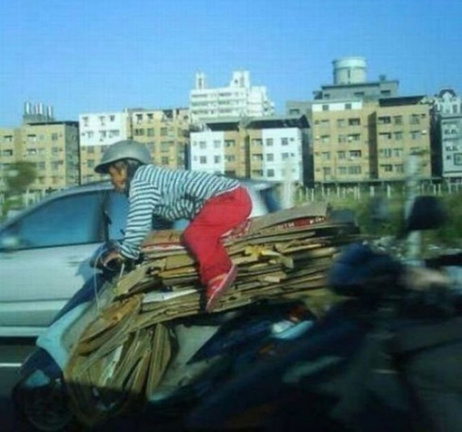 Người đi đường hoang mang với &#34;người vận chuyển&#34;.
