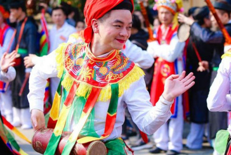 Xem trai làng Triều Khúc múa "con đĩ đánh bồng" giữa lòng Thủ đô
