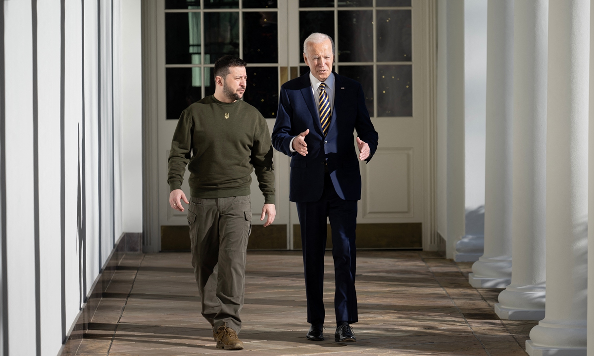 Tổng thống Mỹ Joe Biden (phải) trò chuyện với người đồng cấp Volodymyr Zelensky ở Nhà Trắng.