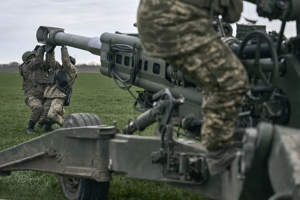 Lính Ukraine đưa pháo M777 của Mỹ vào vị trí bắn (ảnh: AP)