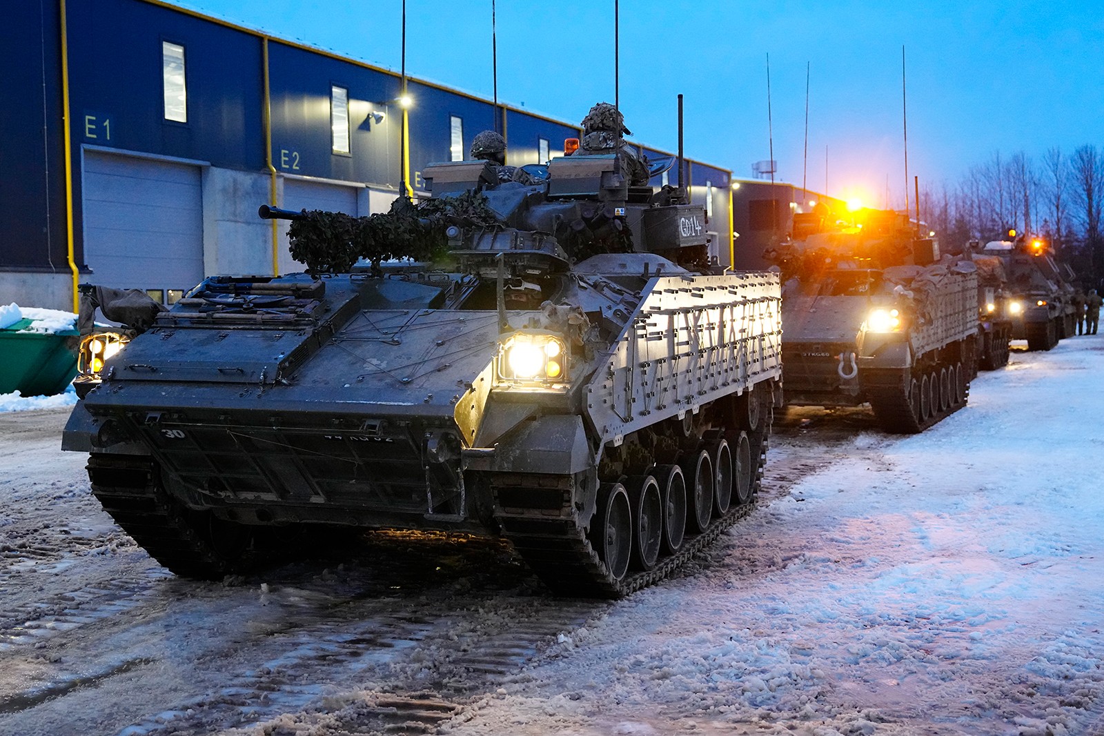 Phương Tây không ngừng gửi vũ khí hạng nặng như xe tăng, xe bọc thép chiến đấu cho Ukraine (ảnh: RT)