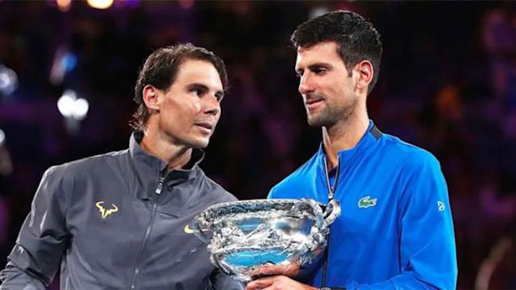 Djokovic (áo xanh) lần thứ 7 trở lại ngôi đầu tennis, Nadal (áo xám) đứng trước nguy cơ tụt khỏi top 10