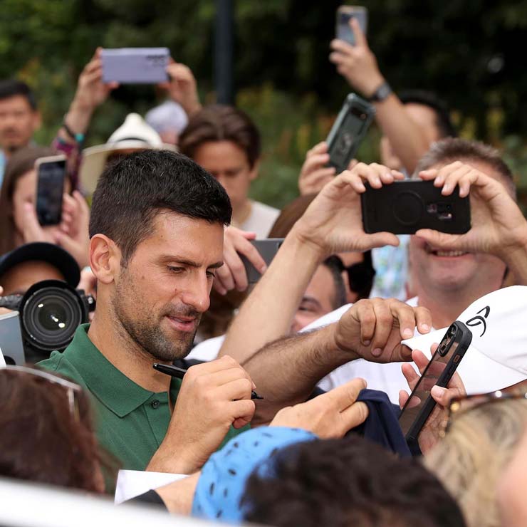 Federer chia vui với Djokovic, bố Tsitsipas làm fan ngạc nhiên (Tennis 24/7) - 3