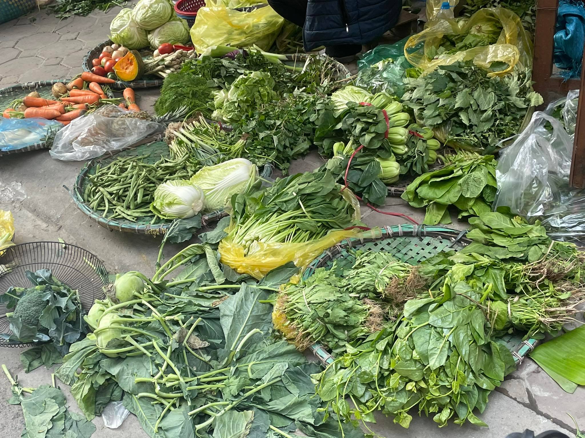 Giá rau xanh tại nhiều chợ trên địa bàn Hà Nội đã có xu hướng hạ nhiệt so với mấy ngày trước.