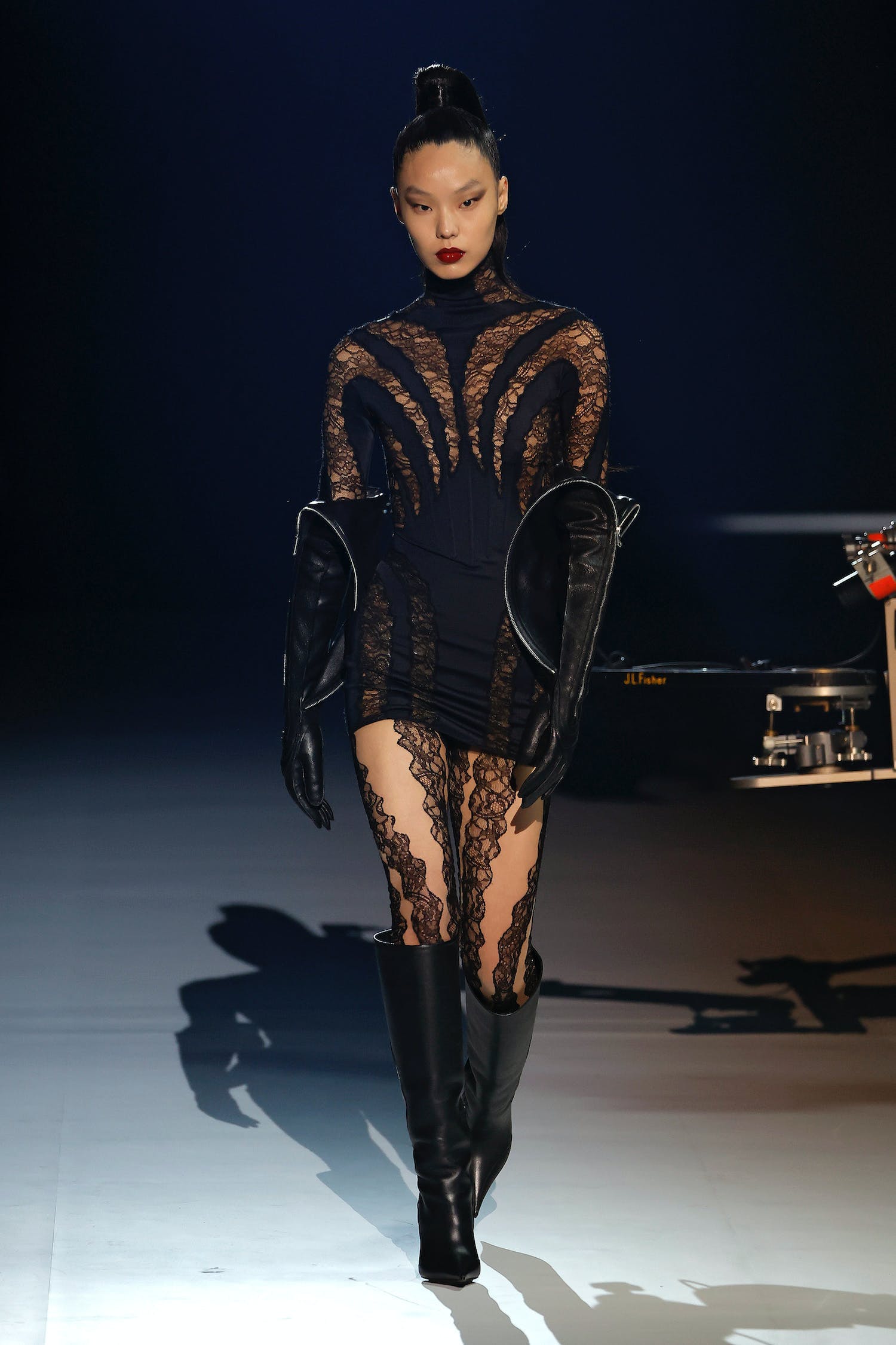 Mugler quay trở lại Tuần lễ thời trang Paris Haute Couture - 15