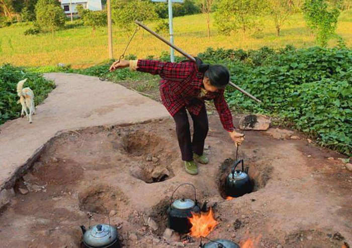 Ngôi làng ma thuật có lửa cháy trên mặt đất, dân làng mang nồi ra giữa đường nấu - 7