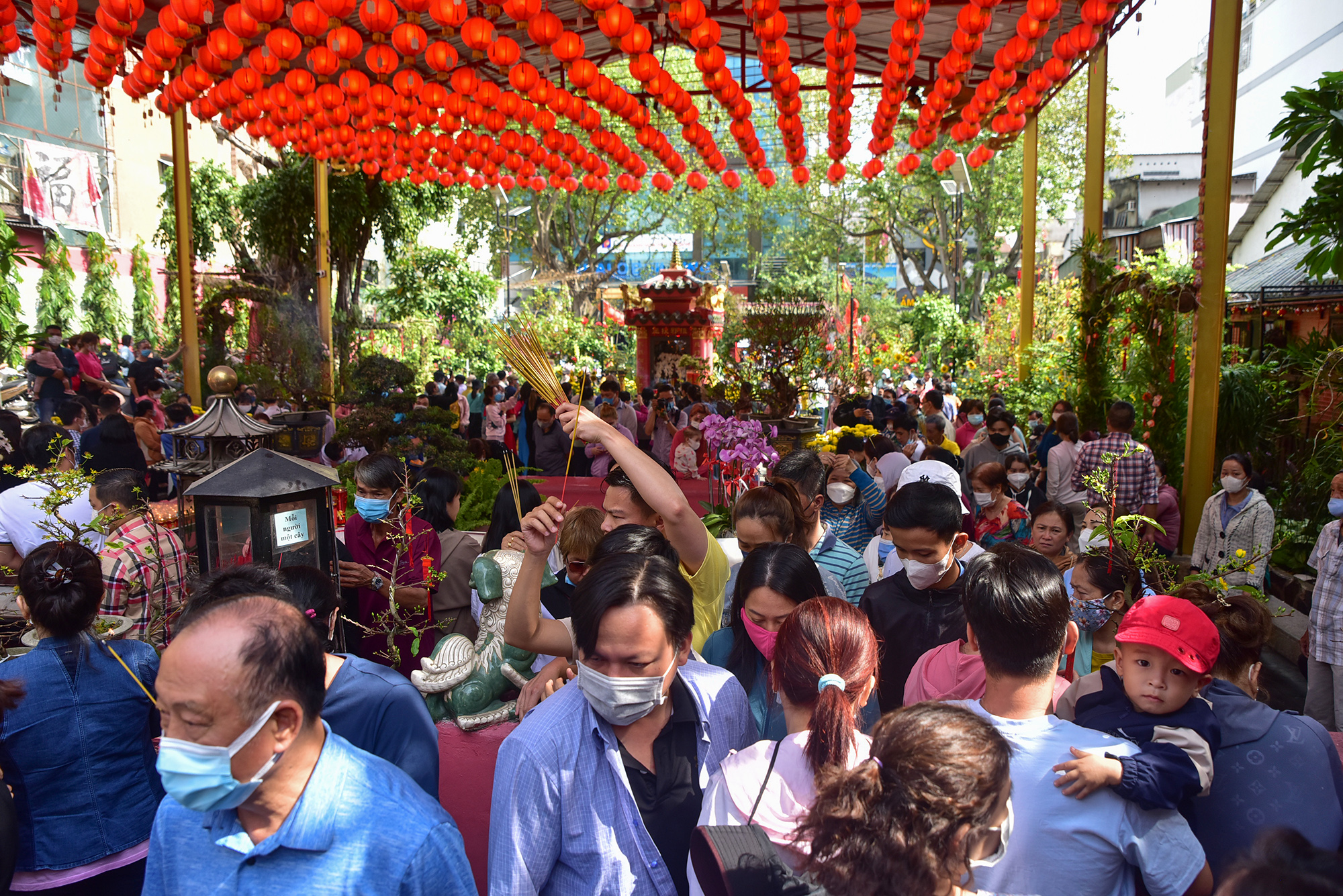 Sáng 30/1 (mùng 9 tháng Giêng), rất đông người dân TP.HCM đến chùa Phước Hải (hay còn gọi là chùa Ngọc Hoàng) cúng vía Ngọc Hoàng (vía Trời) để cầu bình an, sức khoẻ và may mắn trong năm mới.