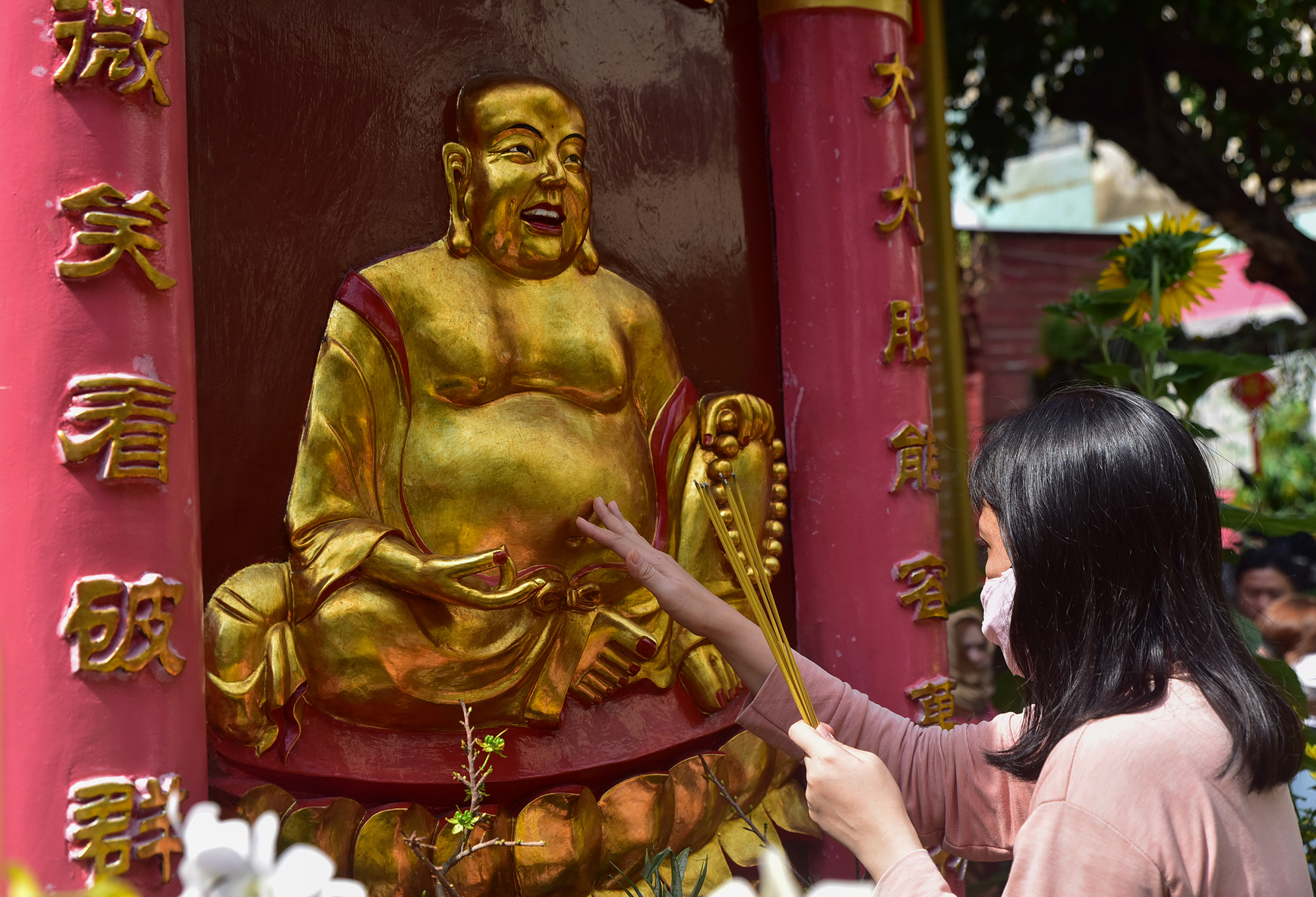 Bên ngoài khuôn viên chùa các am thờ cũng khá đông người thắp hương, cúng viếng, cầu may.