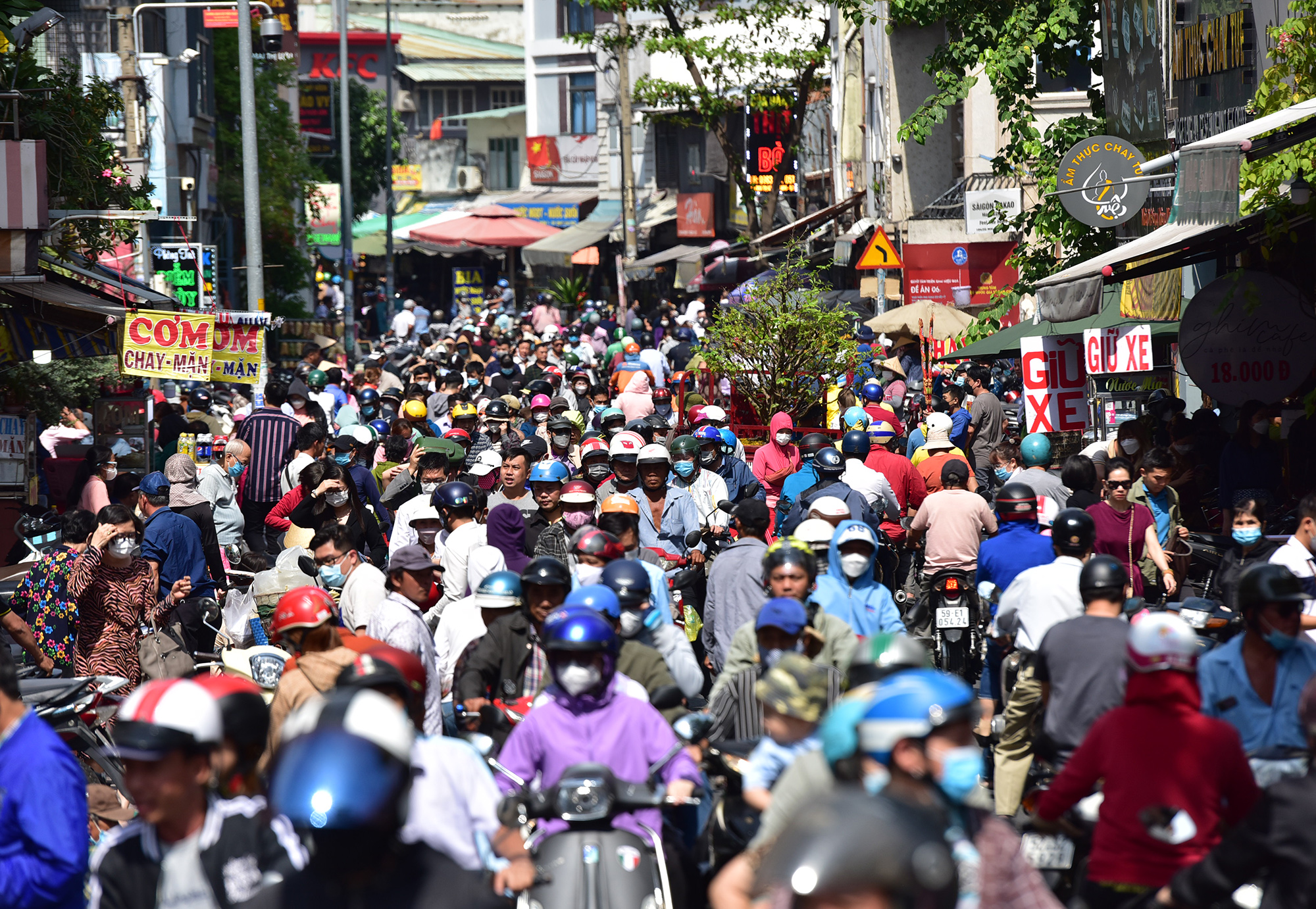 Đường Mai Thị Lựu dẫn vào chùa đông đúc người dân đổ về. Phường Đa Kao (quận 1) bố trí các lực lượng chức năng để điều tiết xe cộ, trật trự cho người dân tới chùa.