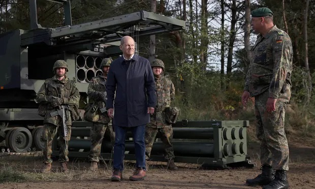 Thủ tướng Đức Olaf Scholz tới thăm quân đội Đức trong một cuộc tập trận vào cuối năm 2022. Ảnh: Getty