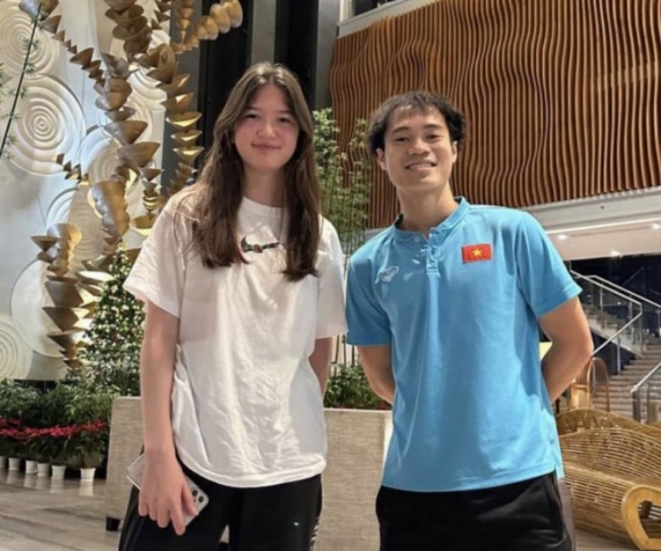 Khi Lâm Tây chia sẻ khoảnh khắc chụp cùng em gái lên trang cá nhân, hot boy của U23 Việt Nam - Bùi Hoàng Việt Anh, Văn Toàn cùng nhiều cầu thủ liên tục để lại bình luận xin làm em rể.

