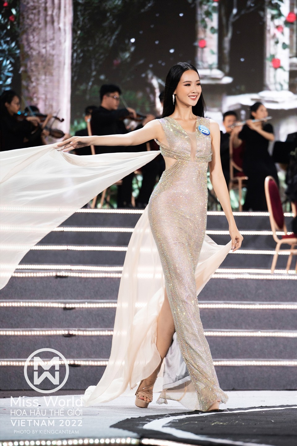 Bảo Ngọc khi tham gia Hoa hậu Việt Nam 2020 (bên trái) và Hoa hậu Thế giới Việt Nam 2022 (bên phải).