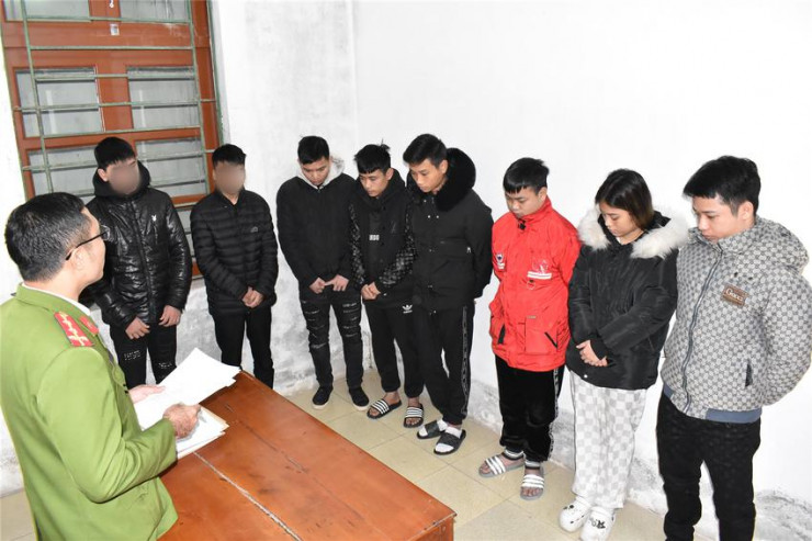 8 người trong đường dây lừa đảo chiếm đoạt tài sản qua mạng bị Công an TP Ninh Bình bắt giữ. Ảnh: BCA