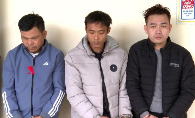 Đỗ Viết Lợi (áo xanh) cùng Lê Văn Cường và Lê Xuân Anh bị bắt giữ. Ảnh: CA