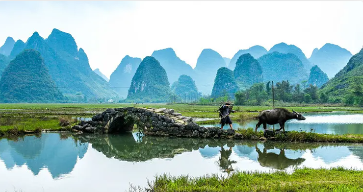 Quế Lâm & Dương Châu: Dòng sông Li ở Quế Lâm giống như một kiệt tác của nghệ sĩ, được bao bọc bởi những ngọn đồi đá vôi tuyệt đẹp cổ điển, nơi đã truyền cảm hứng cho nhiều nhà thơ và họa sĩ. Nơi này được vinh danh trong '10 kỳ quan nước hàng đầu của thế giới' bởi Tạp chí Địa lý Quốc gia của Mỹ và '15 dòng sông tốt nhất cho du khách' bởi CNN Travel.

