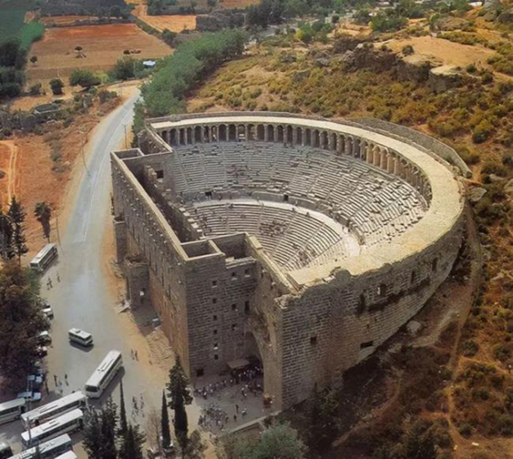 Nhà hát Aspendos, Thổ Nhĩ Kỳ có từ thời La Mã vẫn được bảo tồn tốt cho tới ngày nay. Những tàn tích lịch sử càng tôn thêm giá trị cho công trình vĩ đại này.
