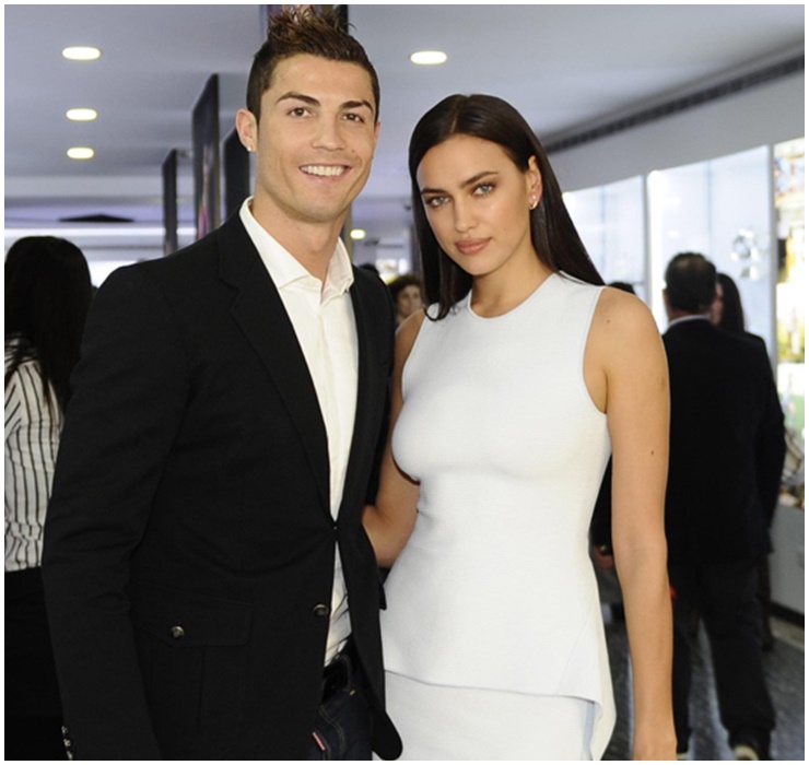 Vào năm 2015, Ronaldo và bạn gái xinh đẹp lâu năm Irina Shayk đã đường ai nấy đi vì ngôi sao này bị báo buộc đã ngoại tình với 12 cô gái khác nhau.&nbsp;
