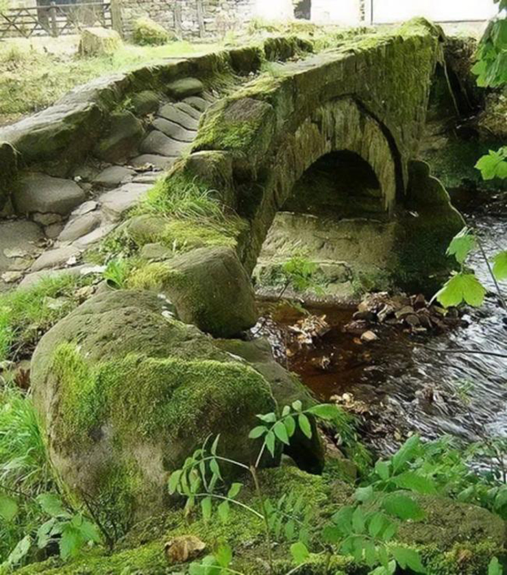 Nhìn cây cầu này trông rất bình thường nhưng nó có tuổi đời lên tới 800 năm, tọa lạc ở Lancashire, Vương quốc Anh.
