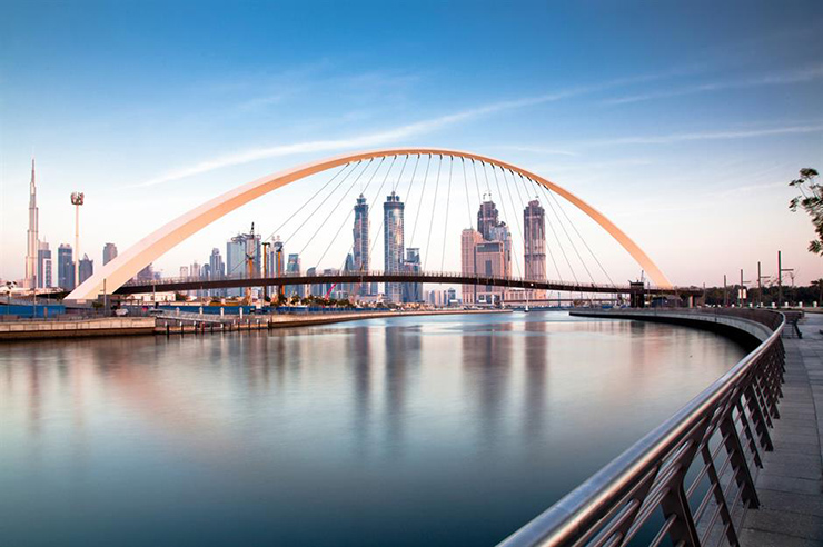 Kênh nước Dubai, Dubai, Các Tiểu vương quốc Ả Rập Thống nhất: Nằm sâu trong khu đô thị rộng lớn của Dubai, tuyến đường thủy hiện đại này nằm giữa Khu Phố Cổ của thành phố. Khai trương lần đầu tiên vào năm 2016, kênh nước dài khoảng 3,2 km và uốn khúc giữa Old Creek và Business Bay. Được ca ngợi vì thiết kế hiện đại, con kênh có các cửa hàng và khách sạn sang trọng nằm hai bên, và rải rác những cây cầu mang đến tầm nhìn tuyệt đẹp ra đường chân trời đặc trưng của Dubai.
