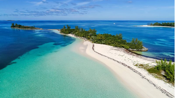 Bahamas: Được biết đến với những bãi biển yên tĩnh và những hòn đảo đẹp như tranh vẽ, Bahamas là một điểm đến hoàn hảo như mơ. Du khách cũng có thể chèo thuyền, lặn biển, lặn với ống thở, câu cá và nhiều hoạt động khác.
