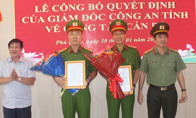 Thượng tá Mai Phương Nam (người cầm bó hoa màu xanh) thay thế vị trí Trưởng Công an TP Phú Quốc của Đại tá Lê Văn Mót (người cầm bó hoa màu đỏ) với nhiều kỳ vọng và trách nhiệm