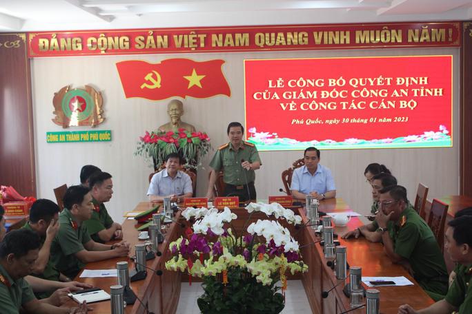 Đại tá Lê Văn Quý, Phó Giám đốc Công an tỉnh Kiên Giang, phát biểu tại buổi lễ công bố quyết định điều động, luân chuyển vị trí lãnh đạo Công an TP Phú Quốc