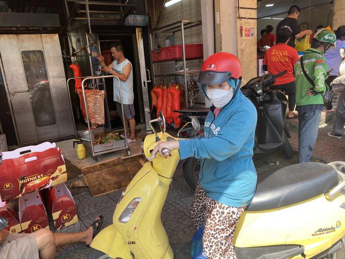 Lò heo quay ra hàng không kịp giao cho khách