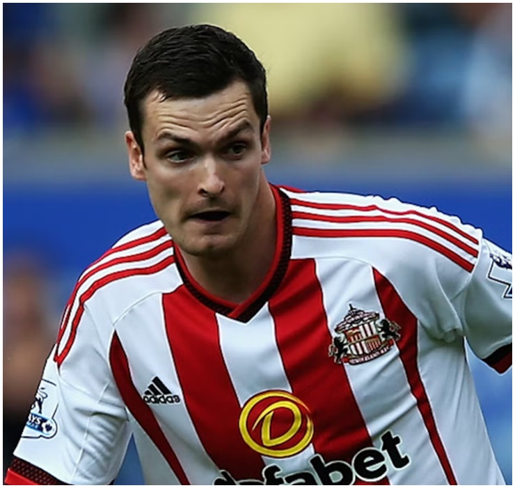 Adam Johnson, cầu thủ bóng đá người Anh chơi ở vị trí tiền vệ đã mang tiếng là kẻ ấu dâm khi bị cáo buộc lạm dụng một nữ sinh 15 tuổi.
