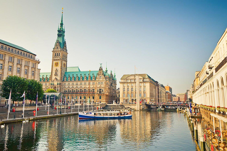 Hamburg, Đức: Thành phố phía bắc nước Đức này có nhiều cây cầu hơn cả Venice, Stockholm và Amsterdam cộng lại. Sự thực là Hamburg có nhiều cây cầu nhất trên thế giới. Tất cả những cây cầu đó đều bắc qua 3 con sông là Elbe, Bille và Alster. Ngoài ra còn có 4 con sông nhỏ, hơn 30 kênh đào cộng với cảng biển lớn nhất của Đức khiến du khách có rất nhiều bến cảng để khám phá.
