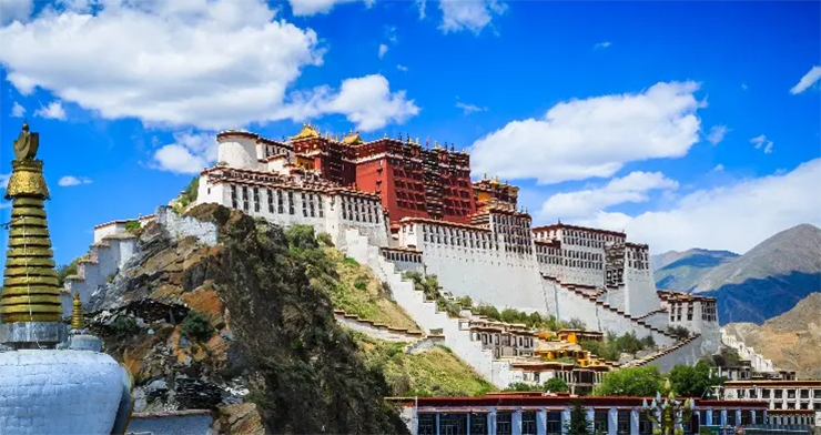 Tây Tạng: Nơi này&nbsp;nằm&nbsp;trong dãy Himalaya, lưu giữ trí tưởng tượng của du khách về một Shangri-la đã mất. Từ những hồ nước linh thiêng hoang sơ đến đỉnh núi cao nhất thế giới — núi Everest; từ đồng cỏ Changtang rộng lớn hoang sơ đến hẻm núi Yarlung-Tsangpo sâu thẳm, nóc nhà của thế giới tràn ngập vẻ đẹp nguyên sơ và kinh ngạc.
