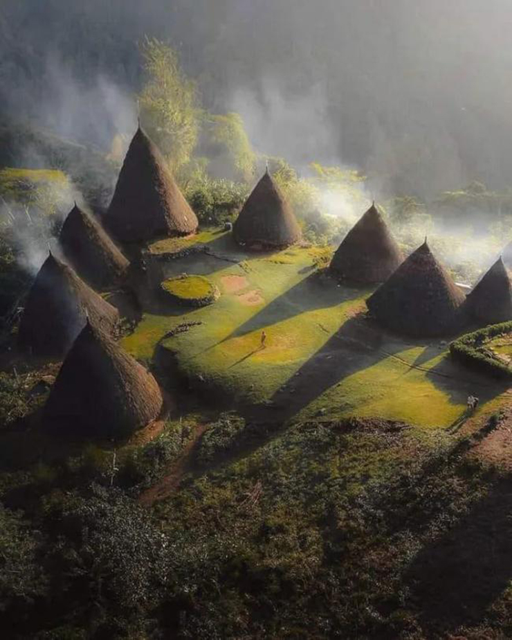 Làng Wae Rebo là một trong những ngôi làng cổ và biệt lập cuối cùng còn sót lại trên thế giới. Nó có lịch sử gần 2.000 năm, nằm trong khu vực rừng núi ở đảo Flores, Indonesia.
