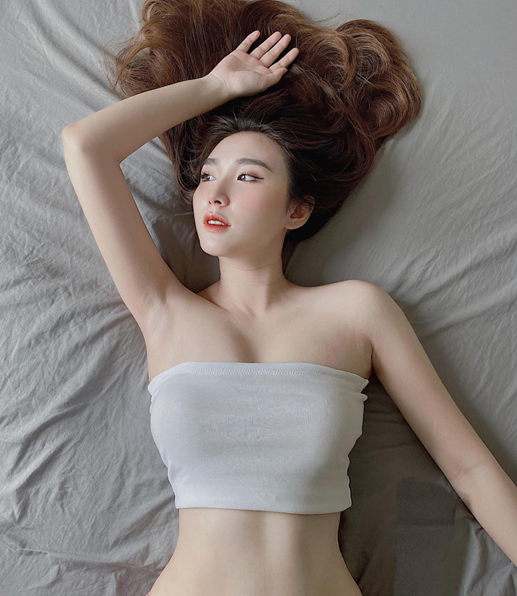 Lê Thị Thanh (hay còn gọi là Thanh Mèo) là hot girl nổi tiếng ở TP.HCM. Bên cạnh làm mẫu ảnh, người đẹp sinh năm 1996 còn tham gia đóng minh họa trong nhiều MV ca nhạc.

