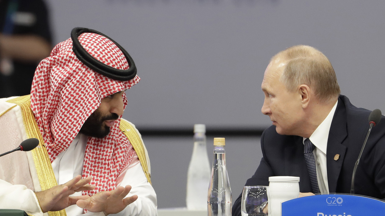 Ông Putin (phải) trò chuyện với thái tử Ả Rập Saudi Mohammed bin Salman tại hội nghị G20 năm 2018.