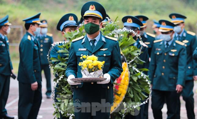 Sáng 1/2, lễ tang thiếu tá Trần Ngọc Duy được tổ chức tại nhà tang lễ Bệnh viện đa khoa tỉnh Yên Bái. Từ 8h30, lễ viếng được cử hành trang nghiêm theo nghi thức quân đội.