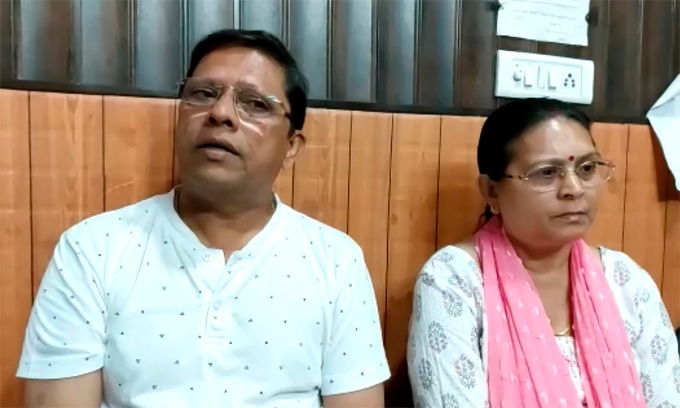 Sanjeev Ranjan Prasad (trái) và vợ là Sadhana Prasad (phải).