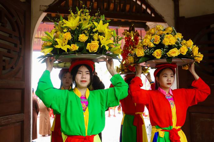 Nghi thức dâng hoa, lễ vật vào chùa Tháp chuẩn bị thực hành nghi lễ rước chân nhang Đức Phật hoàng Trần Nhân Tông.