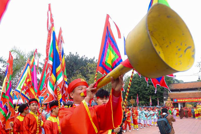 Đoàn rước kiệu Ngọc Lộ xuất phát từ Đền Trần tới chùa Phổ Minh (chùa Tháp) tổ chức các nghi lễ tại đây.