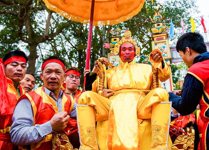 Đặc biệt, người được chọn đóng làm Vua giả phải là người khỏe mạnh, không có dị tật. Khâu chọn người đóng vua giả được diễn ra từ lúc người này làm lễ thượng thính, trải qua đôi lần đóng vai quan và chúa giả.