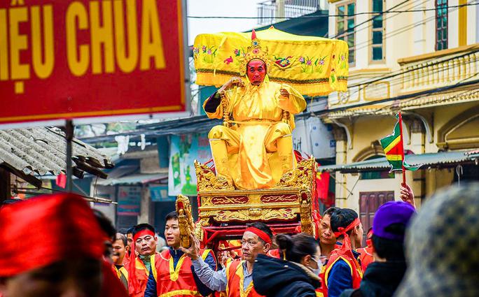 Lễ hội Đền Sái có nguồn gốc gắn liền với điển tích vua An Dương Vương xây thành Cổ Loa với nghi lễ rước Vua, Chúa giả bằng người thật và cả nghi lễ chém tinh gà trắng vô cùng thú vị, độc đáo.