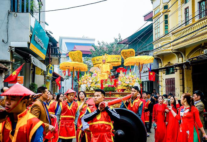 Để chuẩn bị cho Lễ hội đền Sái, người dân trên địa bàn thực hiện một cách công phu. Người dân phải chọn ra những người đóng vua giả, công chúa giả và các quan. Những người được chọn phải là người đàn ông vào tuổi 55. Vào ngày mồng 8 Tết, những người được chọn phải chuẩn bị hai mâm cỗ với mâm lớn dâng lên đền Sái, mâm nhỏ mang ra cúng thành hoàng làng. Sau khi hoàn thành lệ làng, họ sẽ được gọi là quan thượng thính.